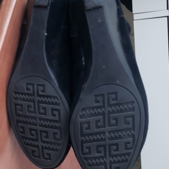 Black Suede Boots
Brand: White Mountain
Size: 6.5 - Picture 4 of 7